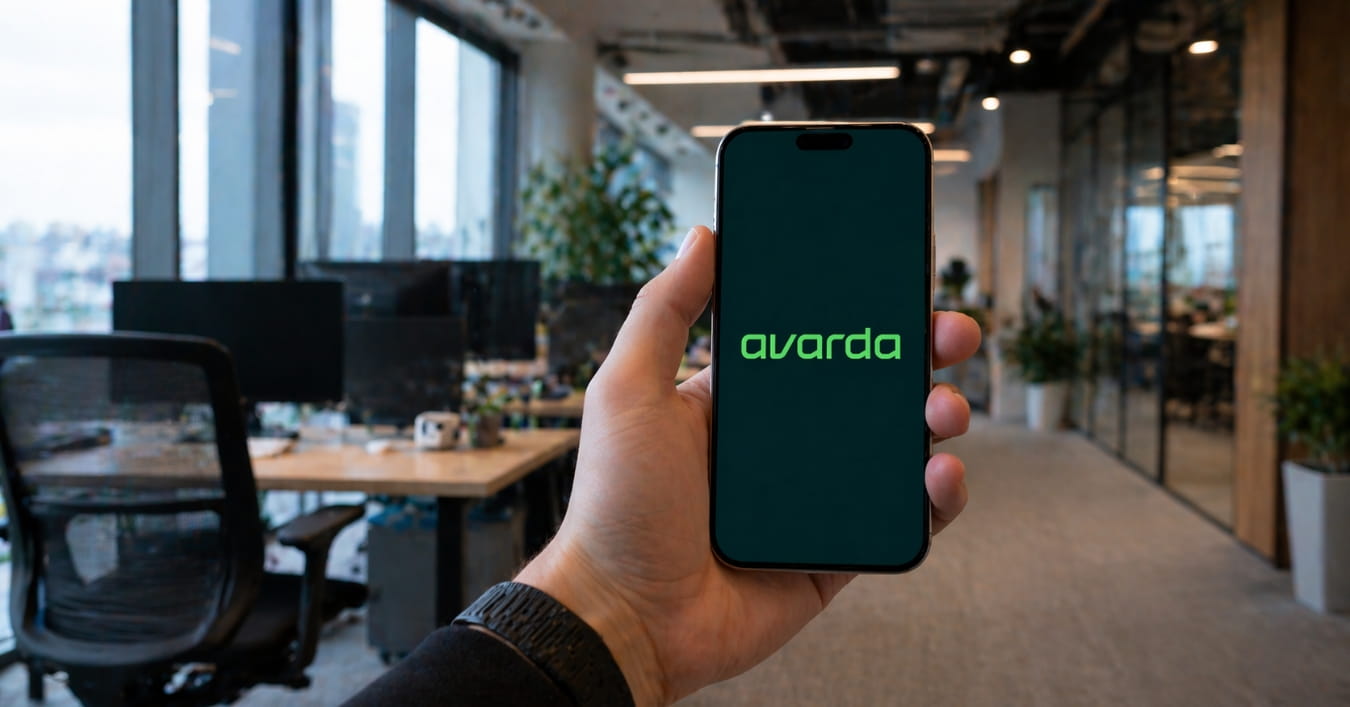 Avarda Bank en un teléfono móvil mostrando su plataforma digital en una oficina moderna