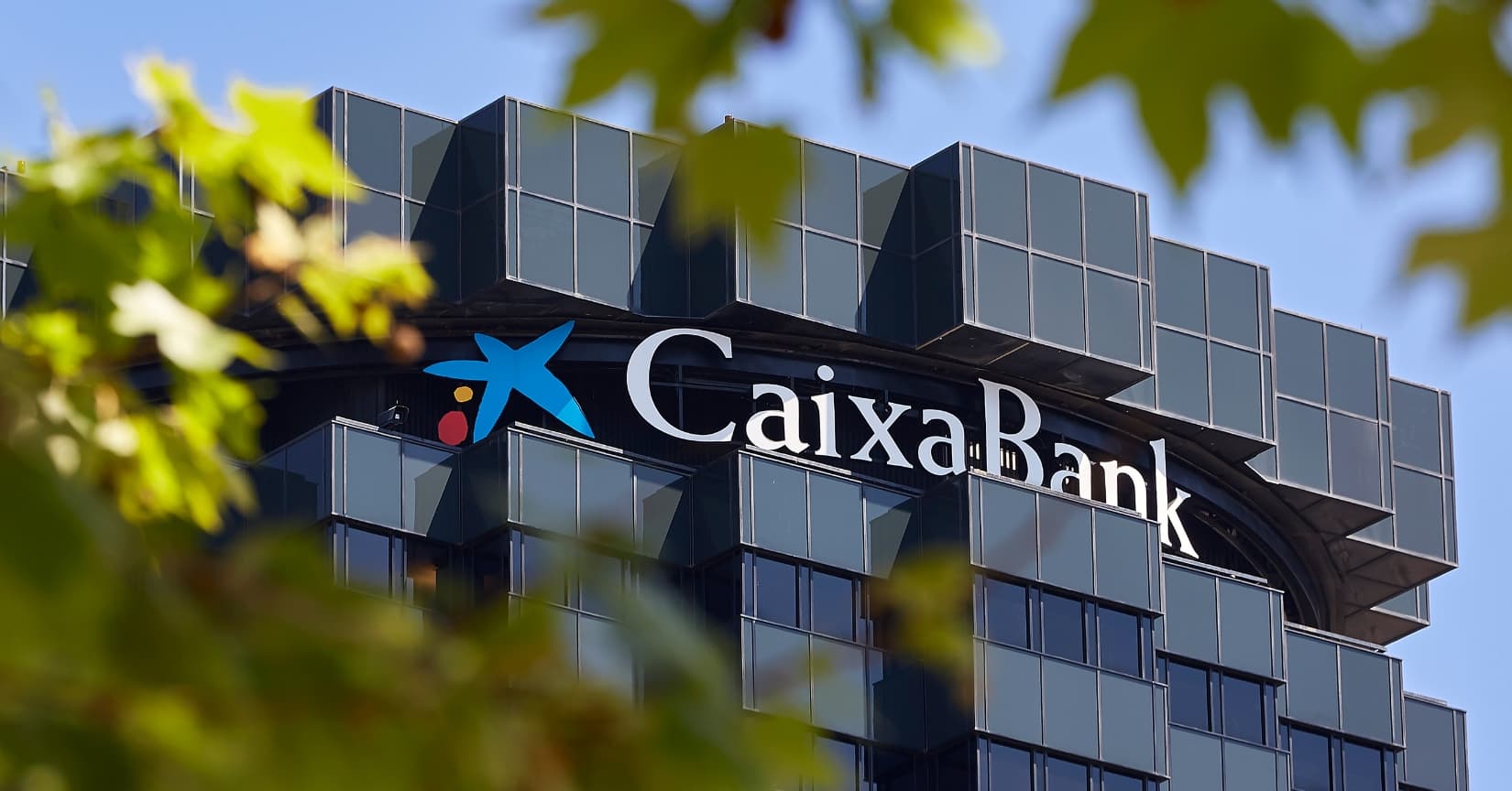 Exterior de edificio corporativo de CaixaBank en Barcelona