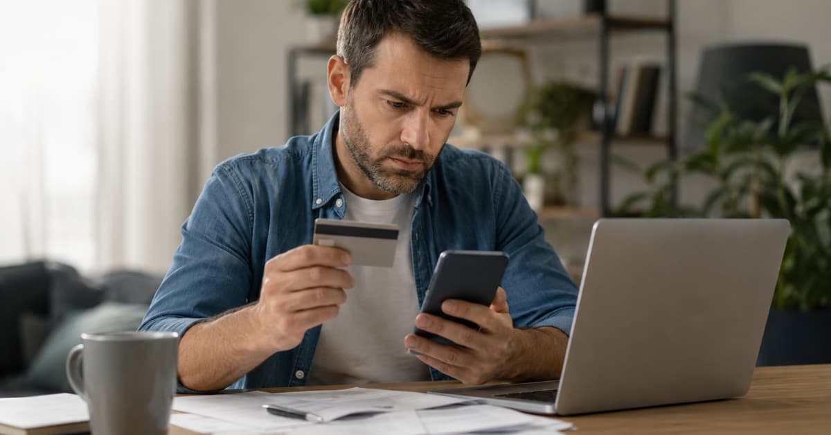 Un cliente revisa las comisiones y bonificaciones de su cuenta bancaria
