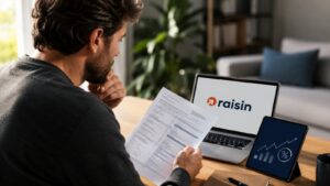 Ahorrador revisando la Renta y los intereses de Raisin
