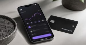 App de Trade Republic abierta en un móvil junto a una tarjeta bancaria.