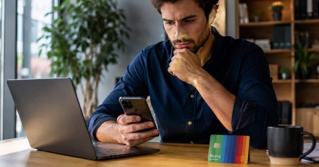 Autónomo revisando las condiciones de su cuenta bunq Business