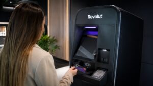 Cajero de Revolut en España para retirar efectivo y recoger tarjeta