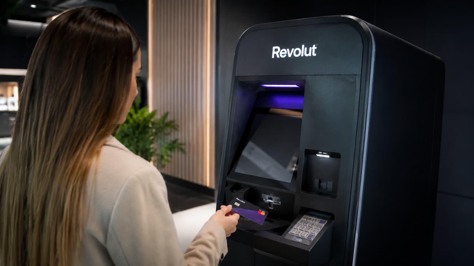 Cajero de Revolut en España para retirar efectivo y recoger tarjeta