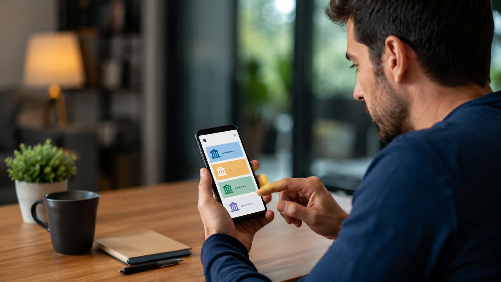 Cliente comparando comisiones bancarias desde el móvil
