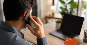 Cliente consultando los teléfonos de atención de Bankinter