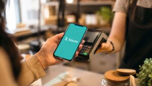 Cliente paga con el móvil en un comercio usando Bizum