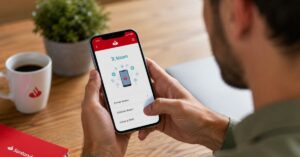 Cliente revisando Bizum en la app de Banco Santander