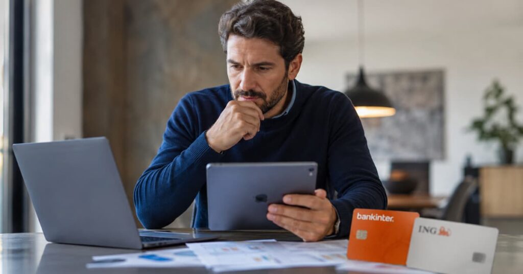 Cliente revisando condiciones de Bankinter e ING antes de mover su nómina