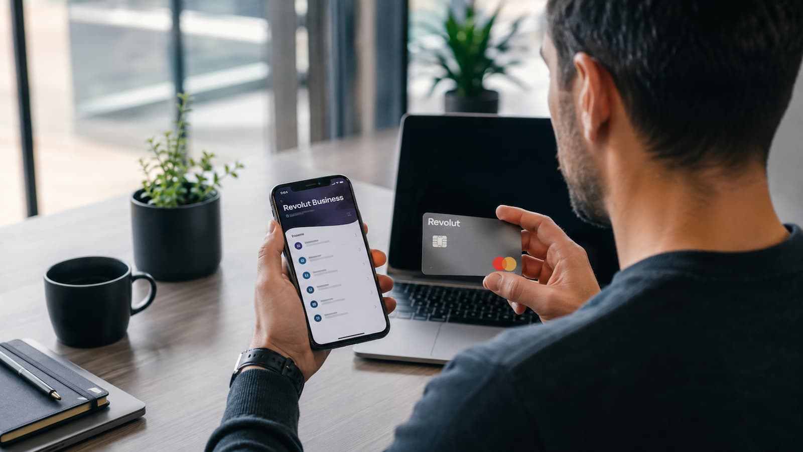 Cliente revisando condiciones de Revolut Business en España