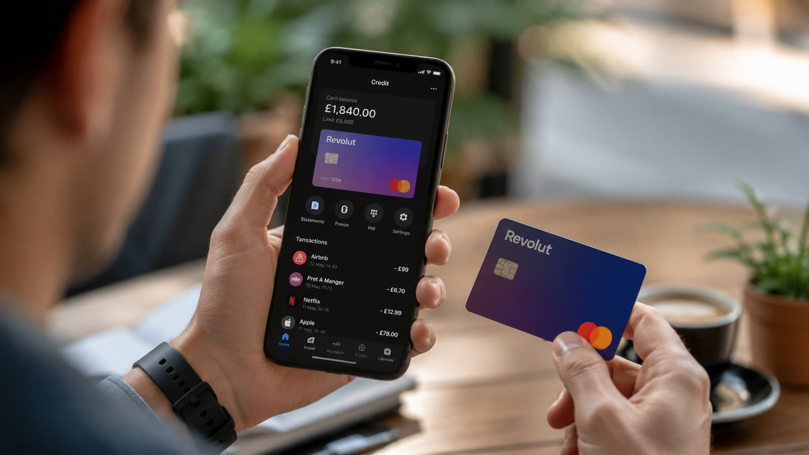 Cliente revisando en la app el saldo de la tarjeta de crédito Revolut