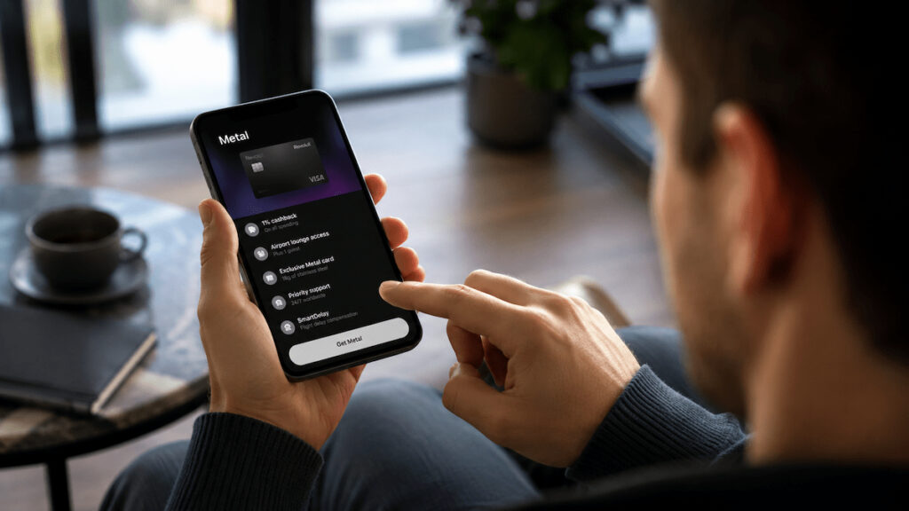 Cliente revisando en la app las condiciones de Revolut Metal