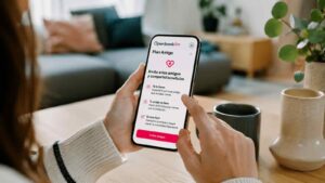 Cliente revisando en la app las condiciones del Plan Amigo de Openbank