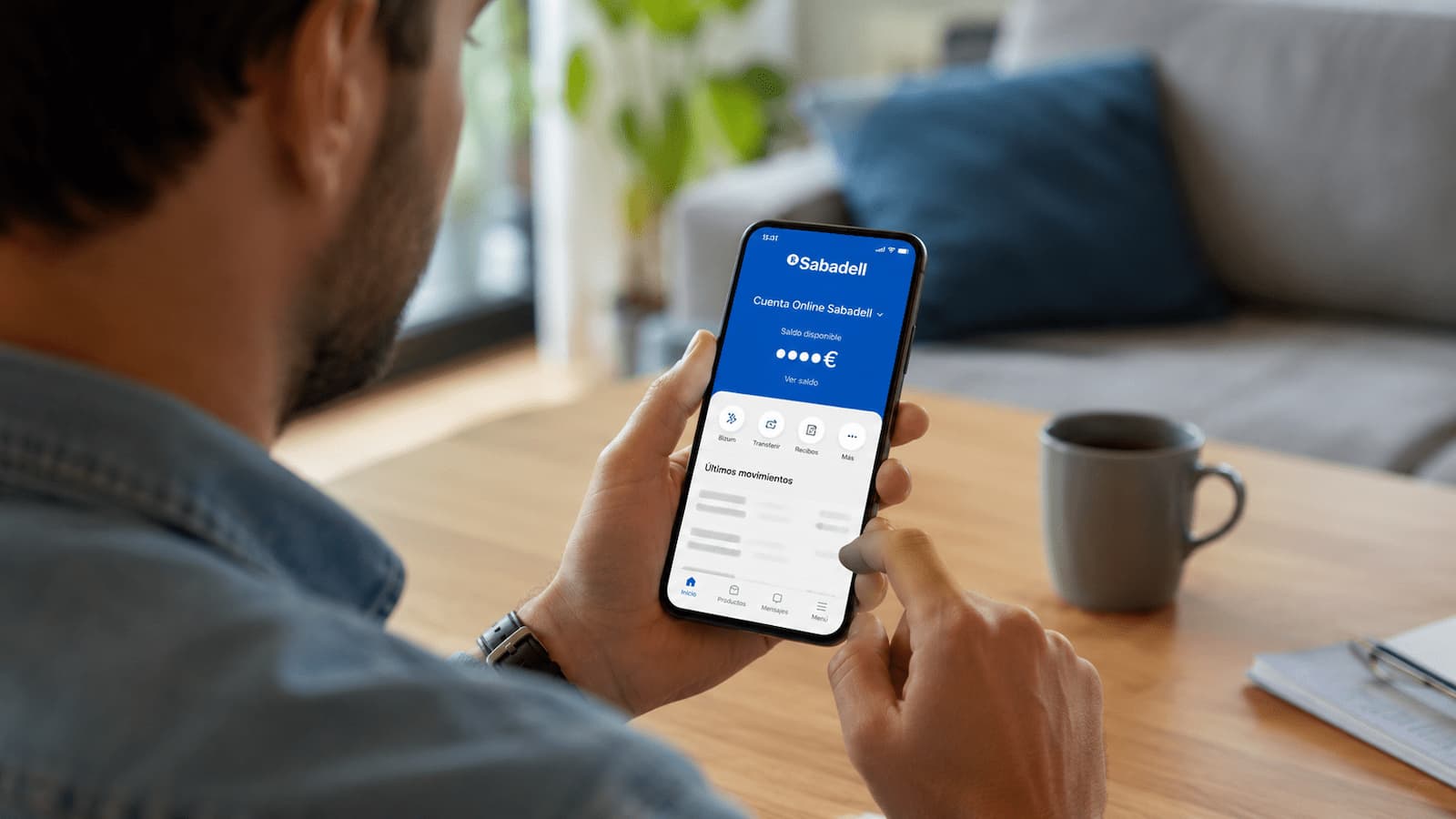 Cliente revisando la Cuenta Online Sabadell desde el móvil