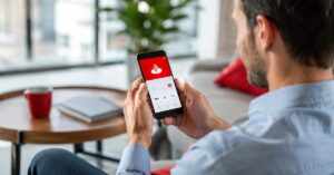 Cliente revisando la Cuenta Online Santander en el móvil