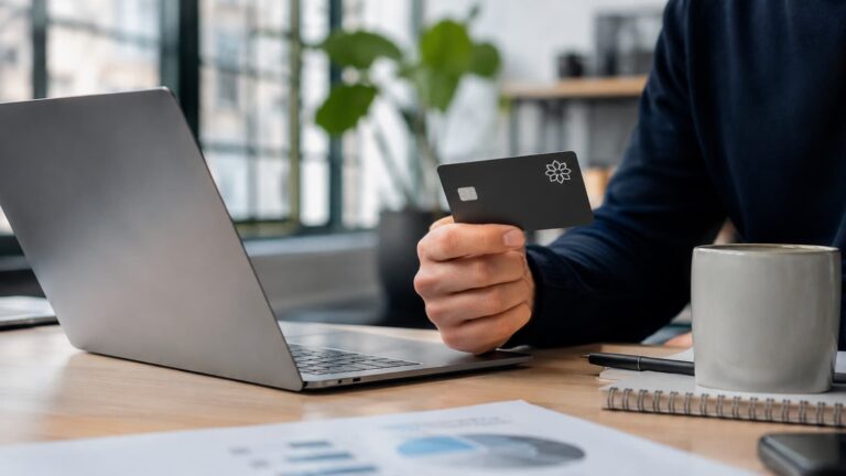 Qonto y otras cuentas compiten por la liquidez de empresas y autónomos