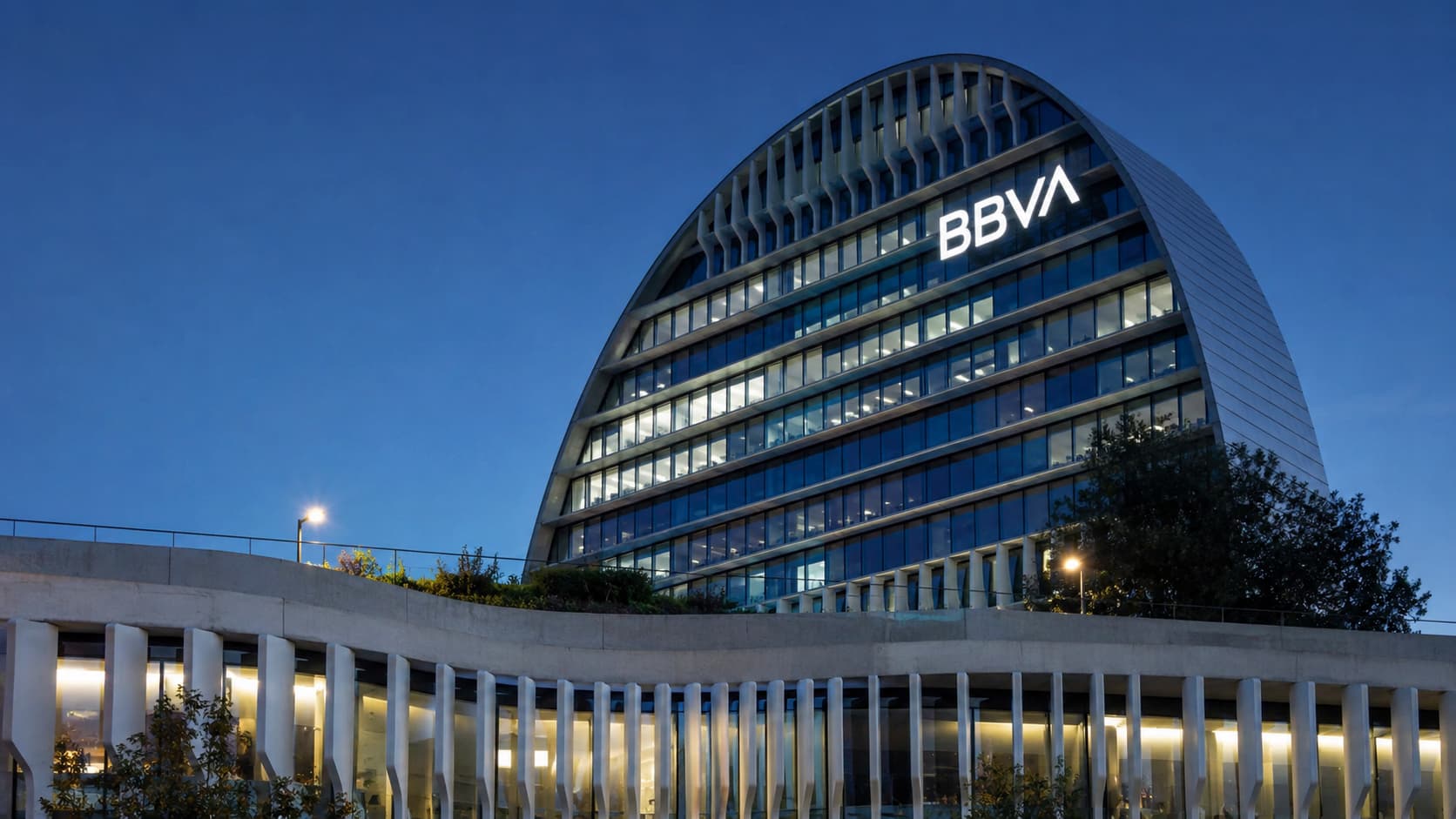 Sede de BBVA entidad que acelera su estrategia de inteligencia artificial.