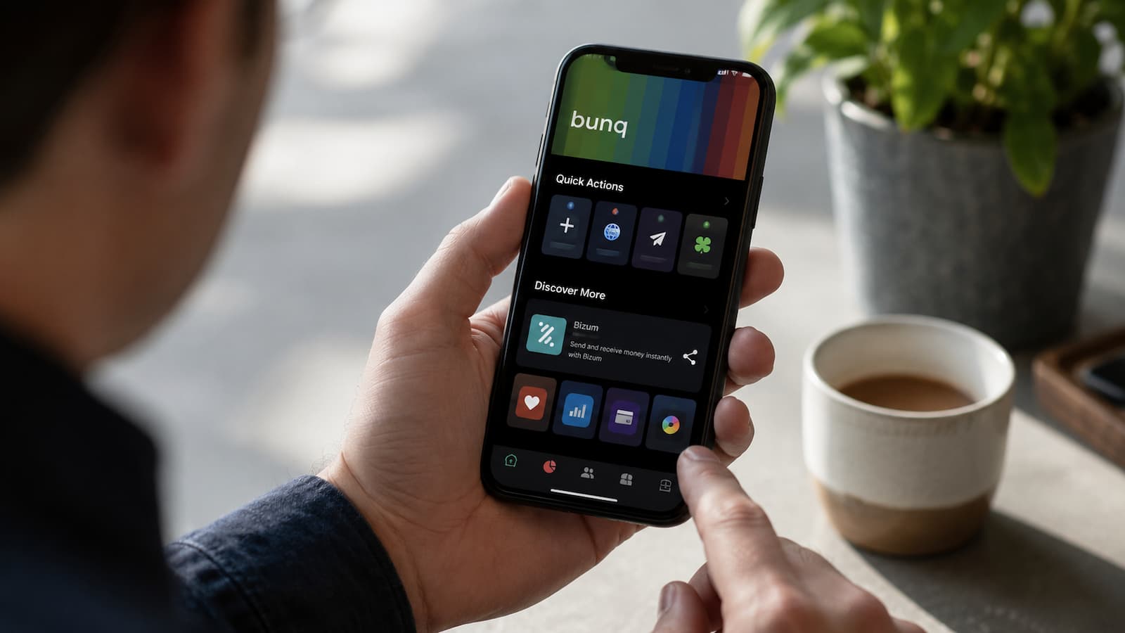 Usuario consulta Bizum en la app de bunq desde el móvil