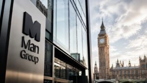 Acciones de Man Group en Londres costes divisa y riesgos a revisar