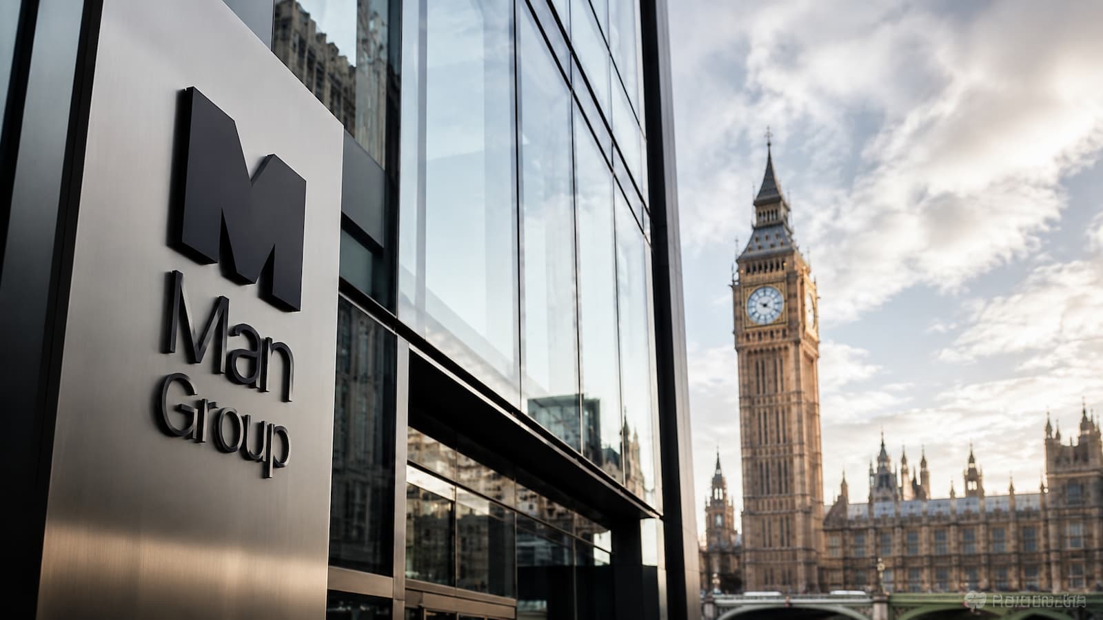 Acciones de Man Group en Londres costes divisa y riesgos a revisar