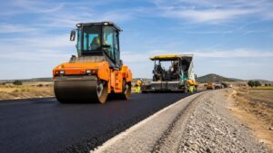 Actuaciones de mejora en carreteras de Ciudad Real una inversión que puede afectar a la movilidad rural los costes de transporte y la actividad económica local.