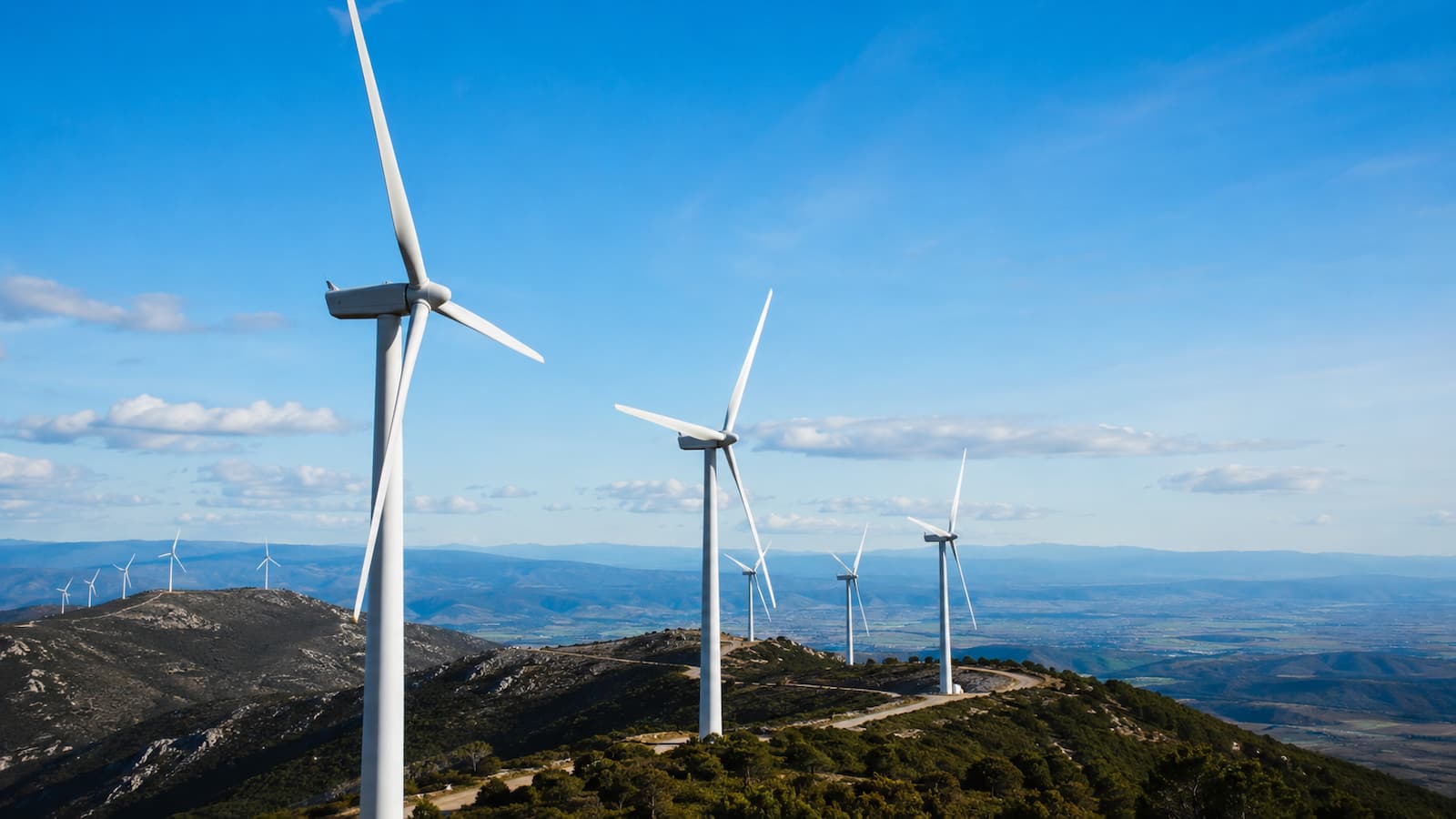 Aerogeneradores en un parque eólico en España sector en el que Acciona Energía sigue rotando activos para reforzar su balance.