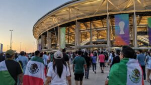 Aficionados acceden a un estadio del Mundial 2026 antes de un partido