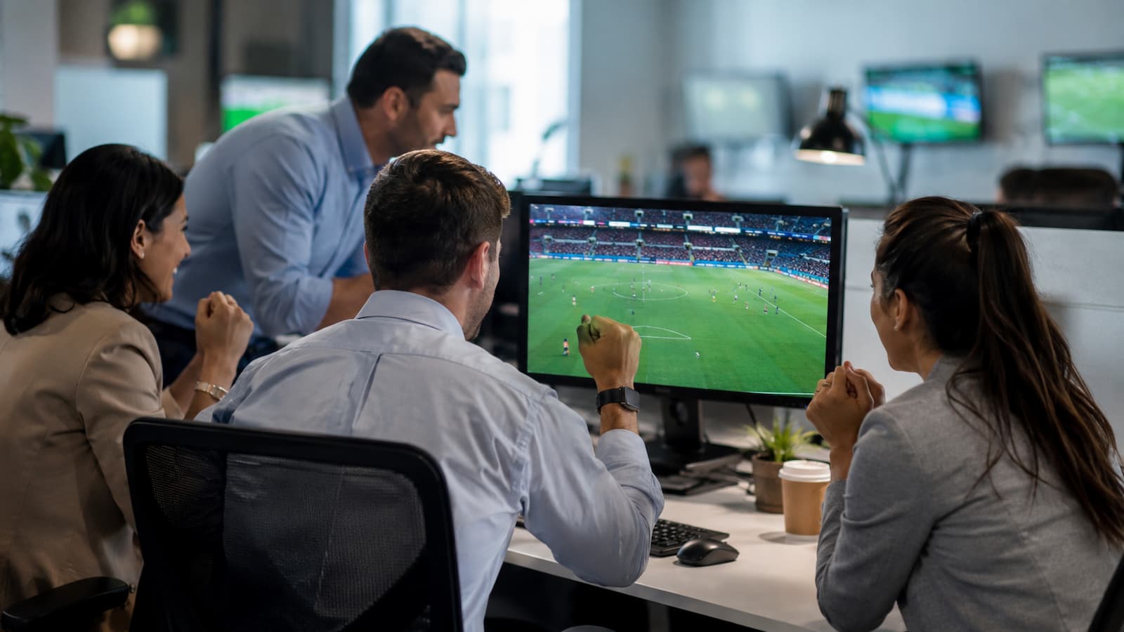 Aficionados siguiendo el Mundial 2026 durante una jornada laboral.
