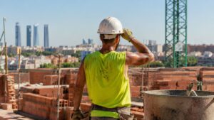 Albañil trabajando en una obra en Madrid durante una jornada de calor.