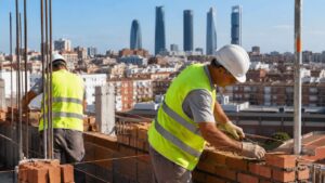 Albañiles trabajando en una obra residencial en Madrid