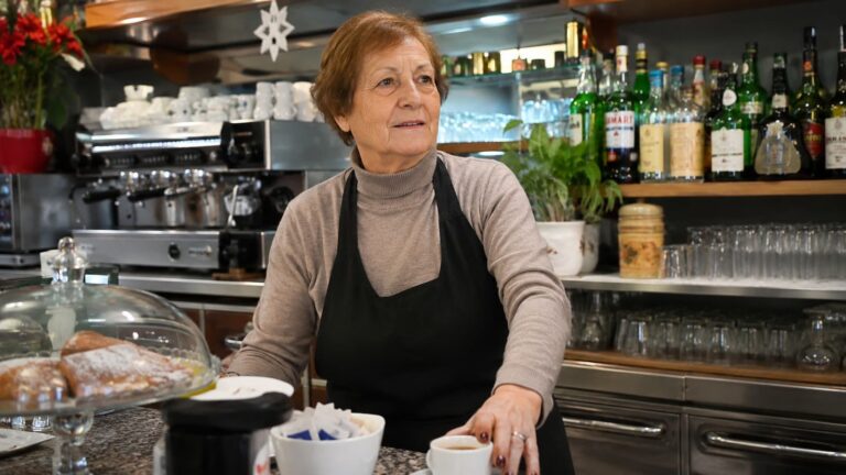 Anna Possi continúa atendiendo su bar de Nebbiuno en el norte de Italia.