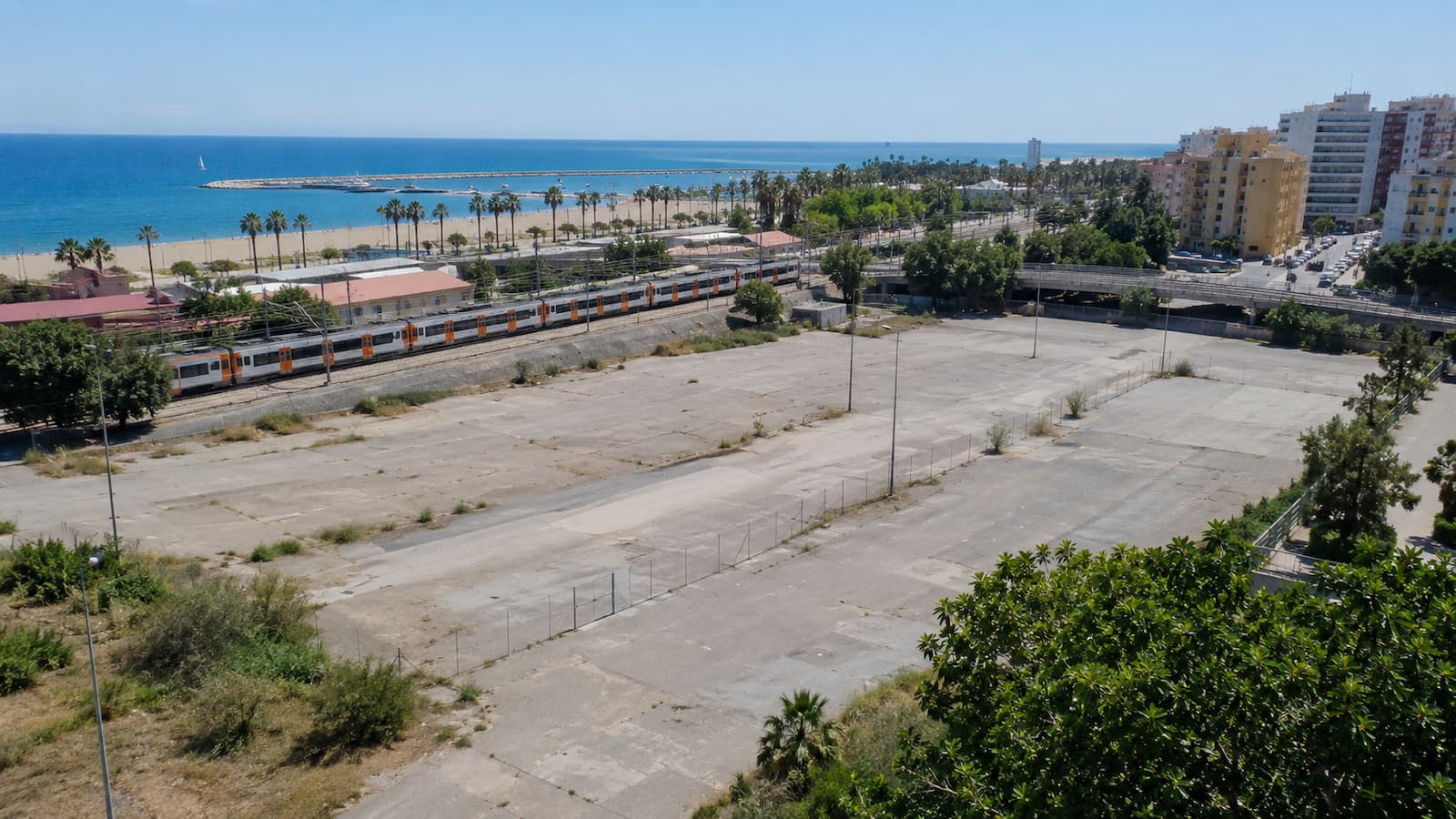 Antiguo aparcamiento junto a Rodalies y la playa de Badalona