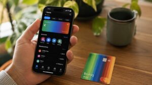 App de bunq en un móvil junto a una tarjeta bancaria