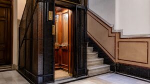 Ascensor antiguo en una comunidad de vecinos de Madrid