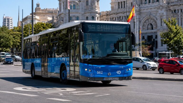 Autobús de la EMT circulando por Madrid