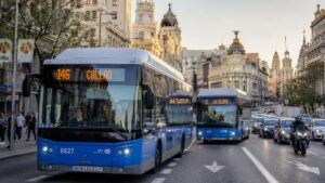 Autobuses de la EMT circulando por Madrid en hora punta.