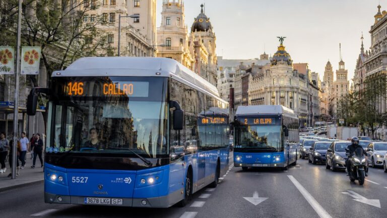 Autobuses de la EMT circulando por Madrid en hora punta.