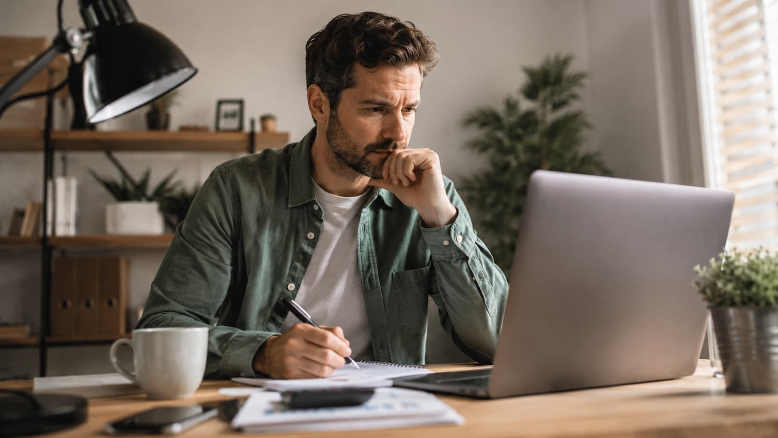 Autónomo revisando costes de Revolut Business antes del alta