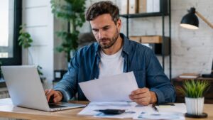 Autónomo revisando facturas y gastos desde una plataforma digital
