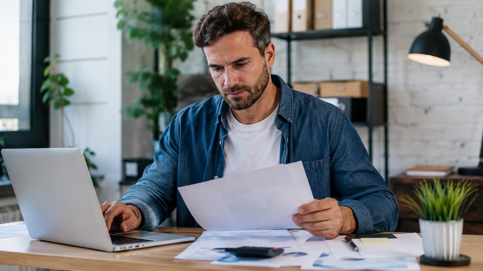 Autónomo revisando facturas y gastos desde una plataforma digital