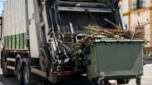 Avería en el camión de basura de Arahal tras hallar restos de poda en contenedores.