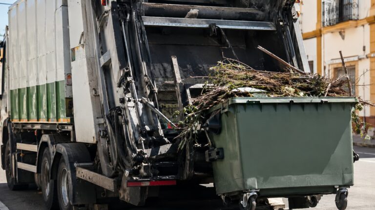Avería en el camión de basura de Arahal tras hallar restos de poda en contenedores.