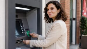 Ayuso inaugura en Batres el primer cajero del plan para pueblos sin banco físico