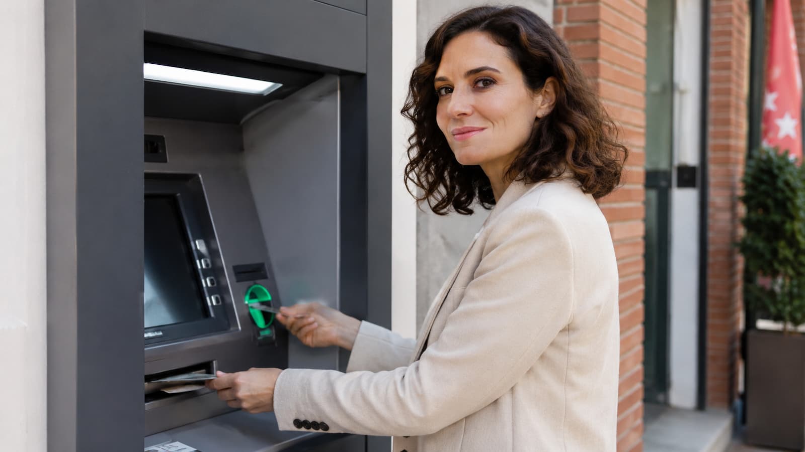 Ayuso inaugura en Batres el primer cajero del plan para pueblos sin banco físico
