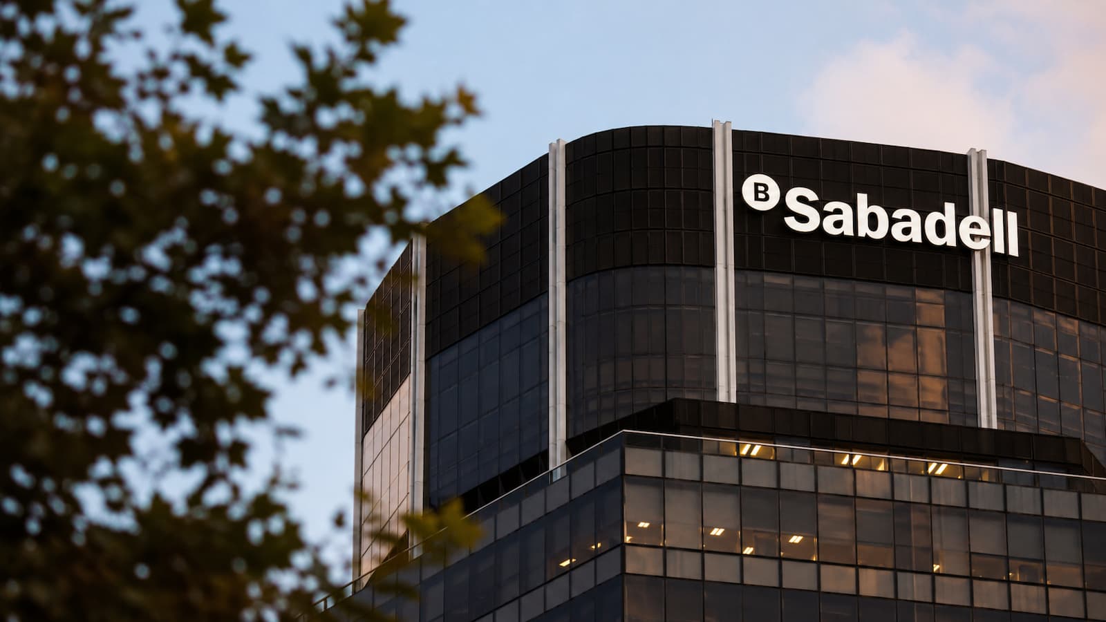Banco Sabadell afronta sus resultados con margen crédito y clientes bajo vigilancia