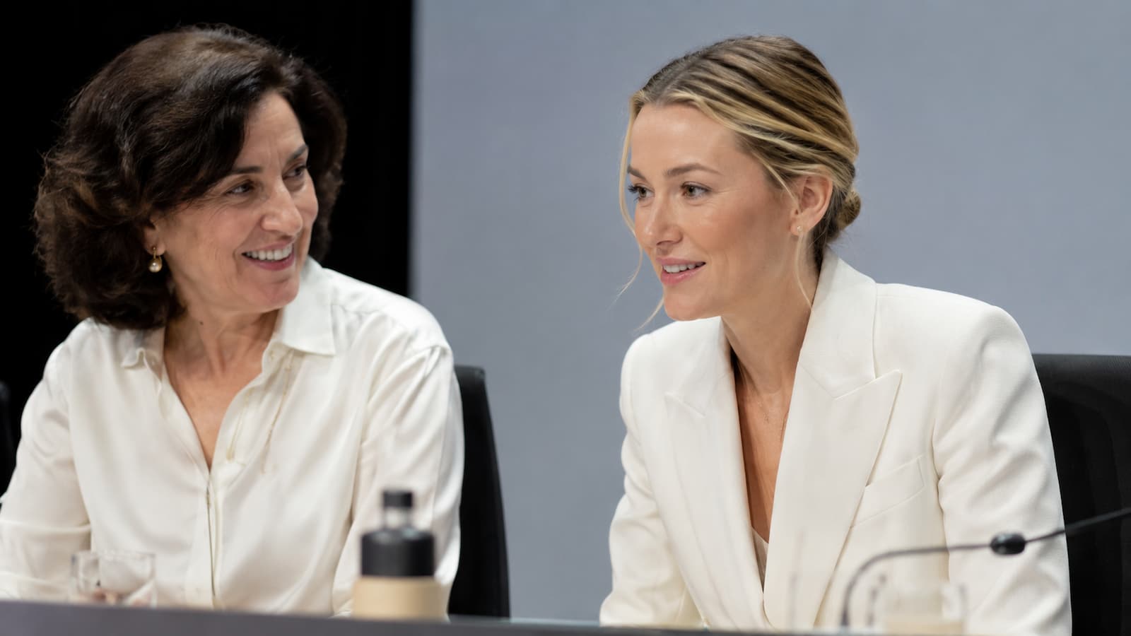Beatriz Padín y Marta Ortega durante una junta de Inditex.