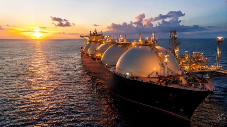 Buque energético en alta mar referencia al dividendo de TEN.