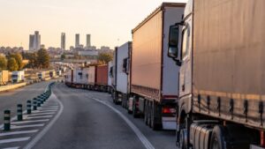 Camiones parados en una ruta de salida de Madrid tras restricciones de tráfico.