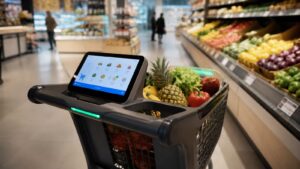 Carro inteligente con pantalla en un supermercado europeo