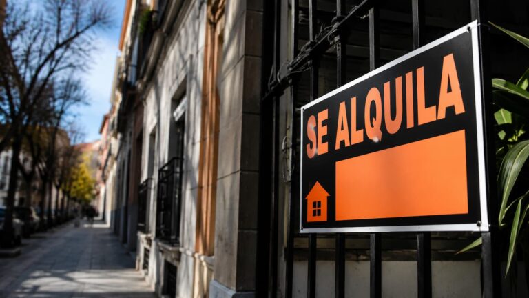 Cartel de alquiler en una vivienda de Madrid